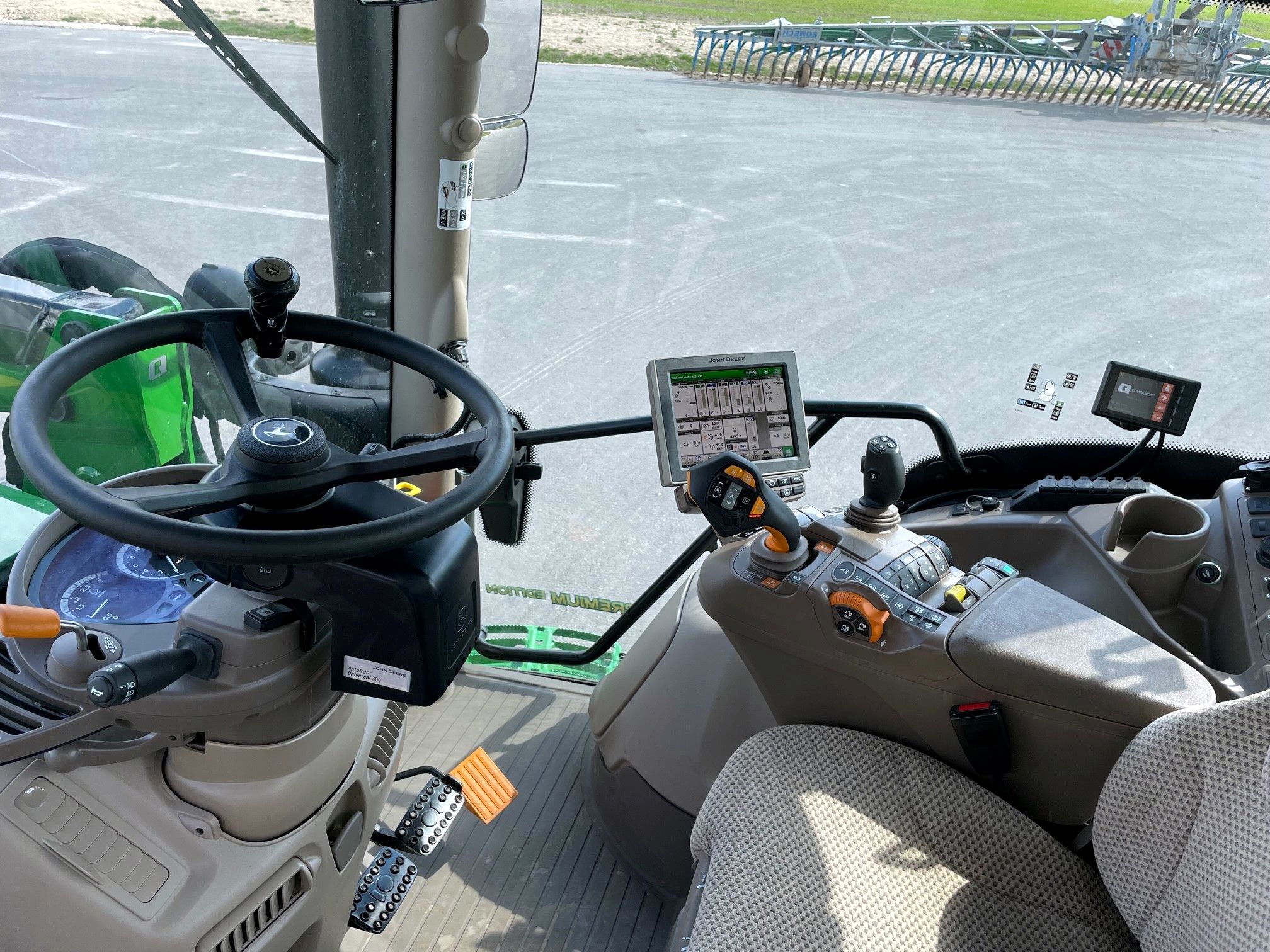 Rendi_traktor_JD6110R_kabiin.jpg